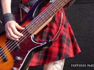 perverse family s05e13 perverse rock fest 2160