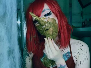 SweetBettyParlour.21.10.18   Rhino disguises itself with shit