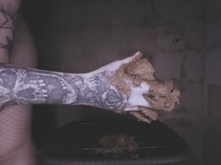 SweetBettyParlour.19.05.18   This ghoul dives into her stinky shit!