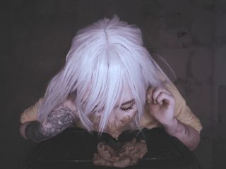 SweetBettyParlour.19.05.18   This ghoul dives into her stinky shit!