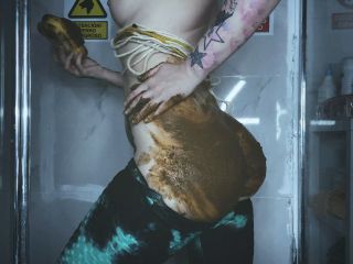 SweetBettyParlour.21.07.01   Do you poop in the shower