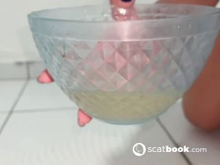 Tomando mijo com merda