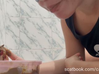 Cagando e mijando em um pote