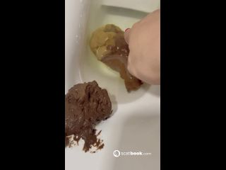 Enfiei o dedo no coco que fiz no vaso